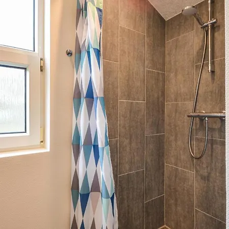 4 Bedroom Beautiful In Prázdninový dům *